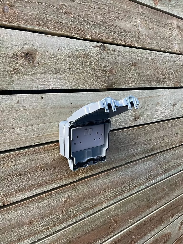 20ft x 8ft Shipping Container – Home Office – Gym – Workshop - Image 10