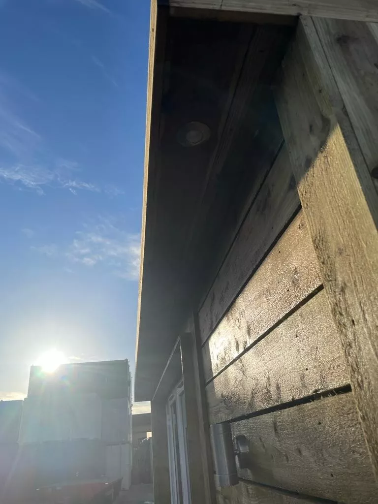 20ft x 8ft Shipping Container – Home Office – Gym – Workshop - Image 13