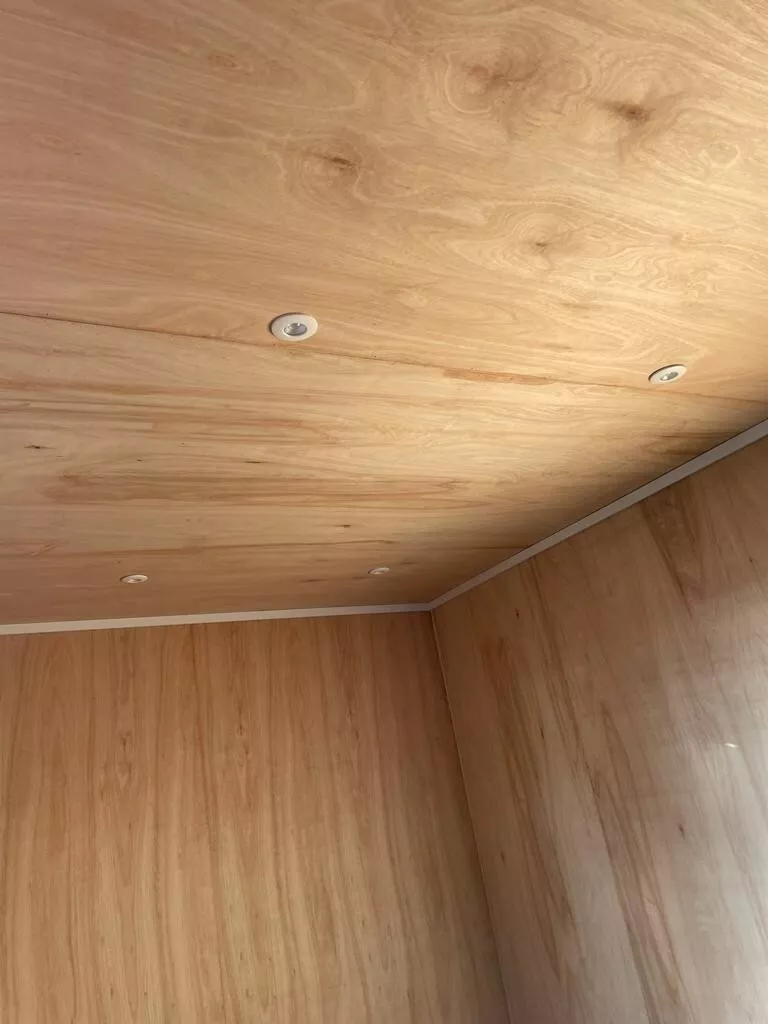 20ft x 8ft Shipping Container – Home Office – Gym – Workshop - Image 7