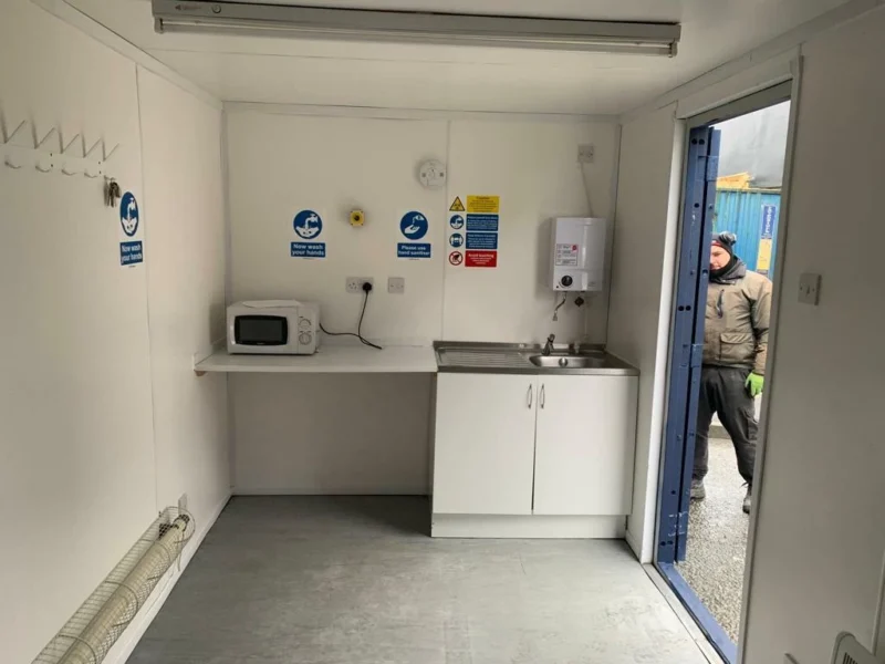 PORTABLE 21FT X 9FT WELLFARE UNIT WITH GENERATOR - Image 12